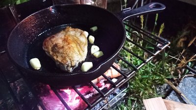 スキレットで焼くイベリコ豚のステーキ