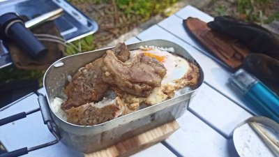 メスティン炊飯とイベリコ豚、目玉焼き