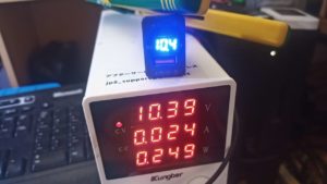 軽バンにUSB充電器をつける