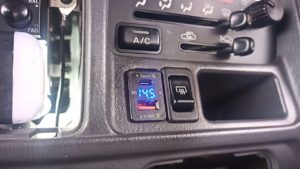 サンバーに取り付けたUSB充電器