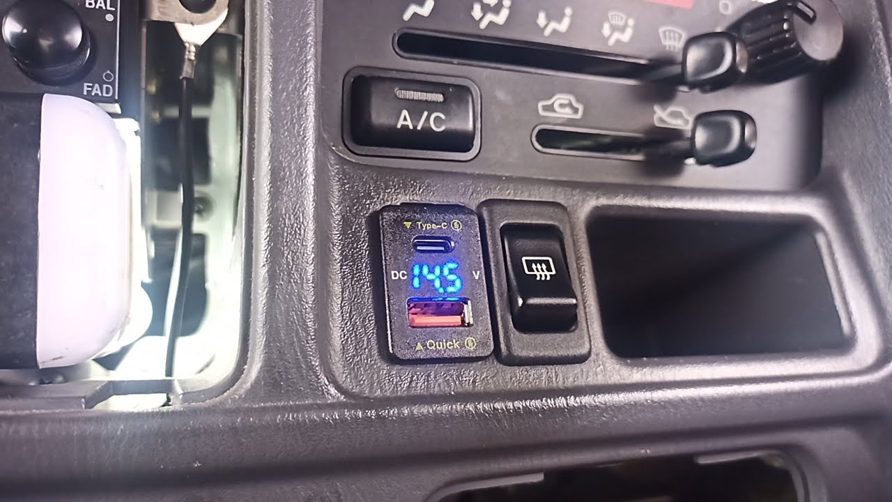 サンバーに取り付けたUSB充電器