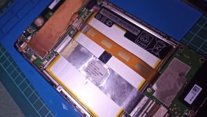 フラットケーブルと電池交換を終えたNexus7